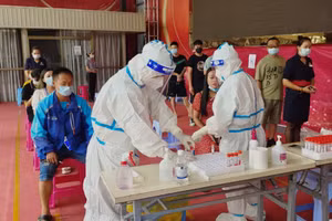 Thành phố biên giới Ruili xét nghiệm Covid-19 cho người dân.