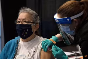 Người Mỹ tiêm vaccine phòng Covid-19.