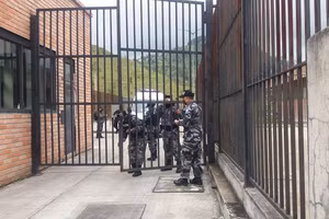 Lực lượng an ninh có mặt tại một nhà tù để kiểm soát bạo loạn.