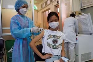 Tiêm vắc xin Covid-19 ở Campuchia.