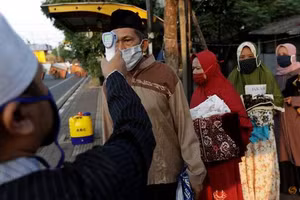 Indonesia đo thân nhiệt phòng Covid-19.