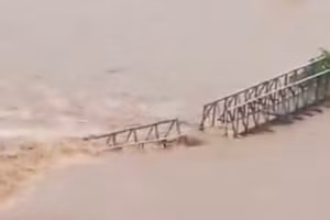 Lũ lụt cuốn trôi một cây cầu ở Ấn Độ.