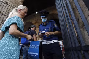 Italy yêu cầu người vào quán bar phải có bằng chứng về tiêm chủng Covid-19.