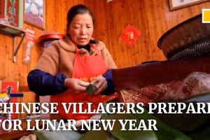 Xem người dân Trung Quốc làm bánh truyền thống, thổi sừng tre đón năm mới