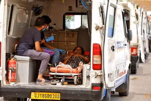 Bệnh nhân Ấn Độ thở oxy trong xe cứu thương để chờ được nhập viện.