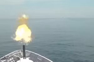 Tàu chiến Nga khai hỏa