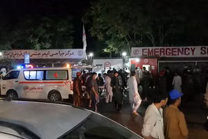 Những người bị thương trong vụ khủng bố tấn công sân bay Kabul hôm 26/8 được đưa tới bệnh viện.