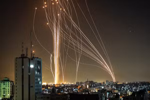 Rocket được phóng từ thành phố Gaza, do phong trào Hamas của người Palestine kiểm soát, nhằm đáp trả cuộc không kích của Israel nhằm vào một tòa nhà 12 tầng.