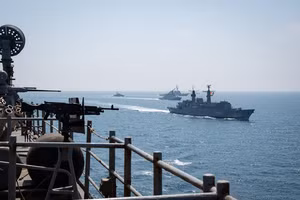 Tàu chiến tập trên biển.