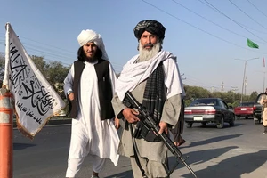 Một chiến binh Taliban cầm súng trường tấn công M16 ở Kabul, Afghanista.