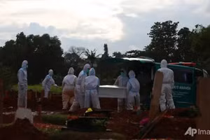 Chôn cất nạn nhân Covid-19 ở Indonesia.