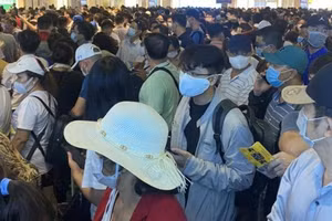 Cảnh ùn tắc trước khu vực kiểm tra an ninh sân bay Tân Sơn Nhất sáng 15/4. Ảnh: Đ.S. 