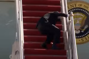 TT Joe Biden bị vấp ngã khi lên máy bay Không lực một.