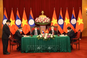 Tổng Bí thư Nguyễn Phú Trọng và Tổng Bí thư, Chủ tịch nước Thongloun Sisoulith chứng kiến Lễ ký các văn kiện hợp tác giữa hai nước, sáng 28/6. Ảnh: Trí Dũng/TTXVN.
