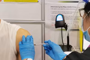 Tiêm vắc xin ở Singapore.