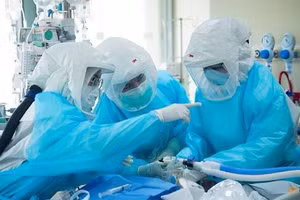 Các bác sĩ Thái Lan điều trị bệnh nhân Covid-19.