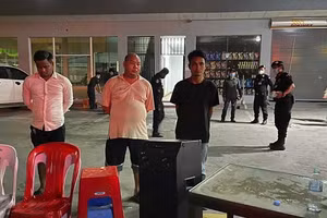 Tướng Campuchia vi phạm lệnh phong tỏa cùng 2 đồng nghiệp.