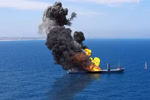 Tàu Israel trúng tên lửa hành trình.