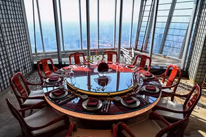 Video: Thượng Hải mở khách sạn trong mây cao nhất thế giới