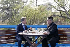 Tổng thống Hàn Quốc Moon Jae-in và nhà lãnh đạo Triều Tiên Kim Jong Un gặp nhau tại hội nghị thượng đỉnh tháng 4 năm 2018.