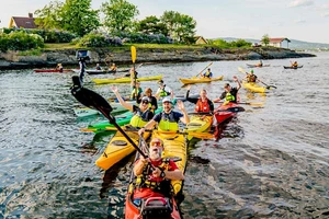 Thái tử Haakon, Công chúa Mette-Marit của Na Uy chèo thuyền kayak ở Oslo với một nhóm thanh niên hồi đầu tháng.