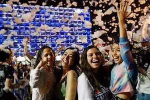 Người dân Israel mừng vui khi có chính phủ mới.