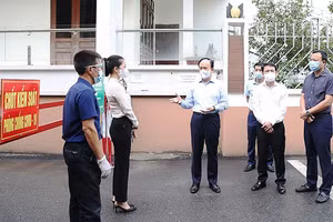 Đoàn công tác số 3 kiểm tra chốt kiểm soát “vùng xanh” tại xã Phù Lỗ, huyện Sóc Sơn.