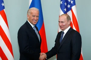 Ông Joe Biden và ông Putin trong một cuộc gặp tại Nga năm 2011.