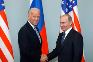 Ông Joe Biden và ông Putin trong một cuộc gặp tại Nga năm 2011.