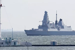 Tàu chiến HMS Defender của Anh.