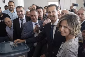 Hình ảnh Tổng thống Assad và phu nhân bỏ phiếu bầu cử tại Syria