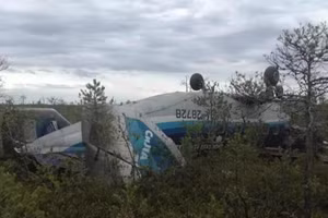 Video máy bay Nga nằm ngửa, tất cả hành khách may mắn sống sót 