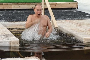 TT Nga Vladimir Putin ngâm mình dưới nước lạnh.