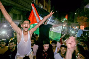 Người Palestine đổ ra đường ăn mừng lệnh ngừng bắn.