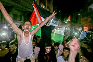 Người Palestine đổ ra đường ăn mừng lệnh ngừng bắn.