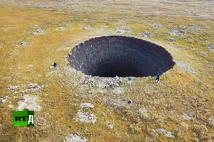 Một hố khổng lồ bí ẩn xuất hiện ở Siberia.