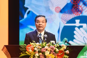 Chủ tịch UBND TP Hà Nội Chu Ngọc Anh phát biểu kêu gọi sự kết nối, lan tỏa tinh thần “tương thân tương ái”