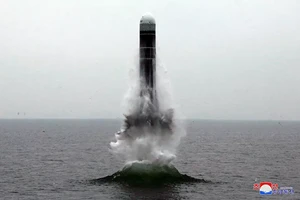 Hình ảnh một tên lửa đạn đạo phóng từ tàu ngầm (SLBM) ở một địa điểm không được tiết lộ trong bức ảnh Hãng thông tấn Trung ương Triều Tiên (KCNA) công bố vào ngày 2/10/2019. 