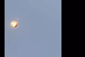 Tên lửa khiến máy bay không người lái văng xuống đất.