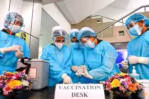 Nhân viên y tế Ấn Độ chuẩn bị vaccine Covid-19.