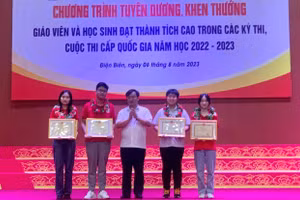 Ông Vừ A Bằng (đứng giữa) trao Bằng khen của UBND tỉnh Điện Biên cho 4 học sinh có thành tích xuất sắc.