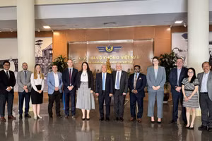 Bà Tredene Dobson - Đại sứ New Zealand tại Việt Nam cùng ông Hồ Minh Tấn - Phó Cục trưởng Cục Hàng không Việt Nam (đứng giữa), ông Scott James - Tham tán Thương mại New Zealand tại Việt Nam và đoàn Hiệp hội Hàng không New Zealand