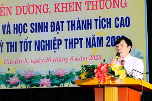 Thầy Hoàng Đăng Hưng - phó Hiệu trưởng Trường THPT Lê Văn Thịnh.