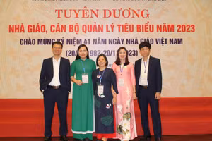 Nhóm thầy cô giáo Bắc Giang chụp ảnh tại lễ báo công dâng Bác sáng 19/11. 