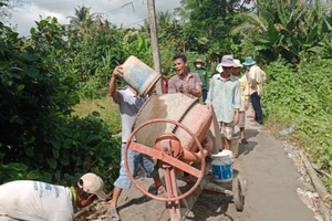 Cả xóm đồng lòng làm đường giao thông