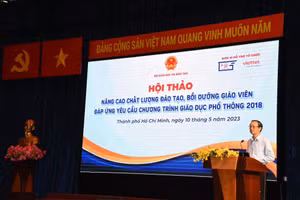 Thứ trưởng Bộ GD&ĐT Phạm Ngọc Thưởng phát biểu tại hội nghị. 