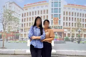 Nữ sinh Thiên Hương (áo xanh bên trái) chụp ảnh cùng bạn trong những buổi học đầu tiên ở trường.