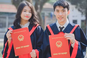 Phạm Hữu Thắng, thủ khoa khối A1 tỉnh Lai Châu chụp ảnh cùng bạn bè.