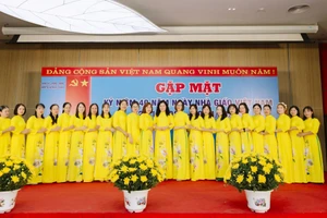 Tập thể cán bộ, giáo viên nhà trường.