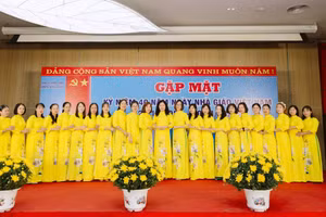 Tập thể cán bộ, giáo viên nhà trường.